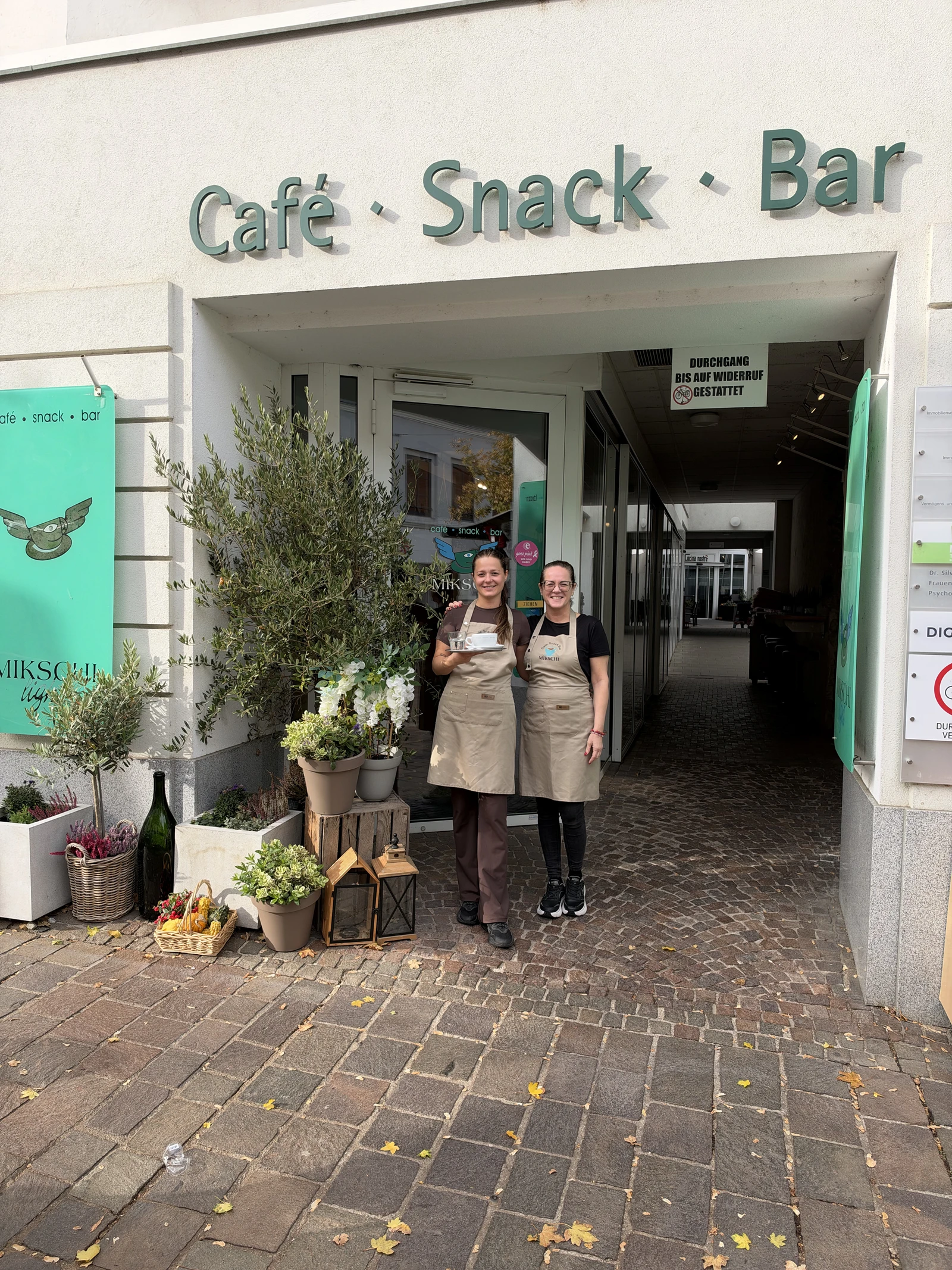 Mutter und Tochter vor dem Café Mikschi.