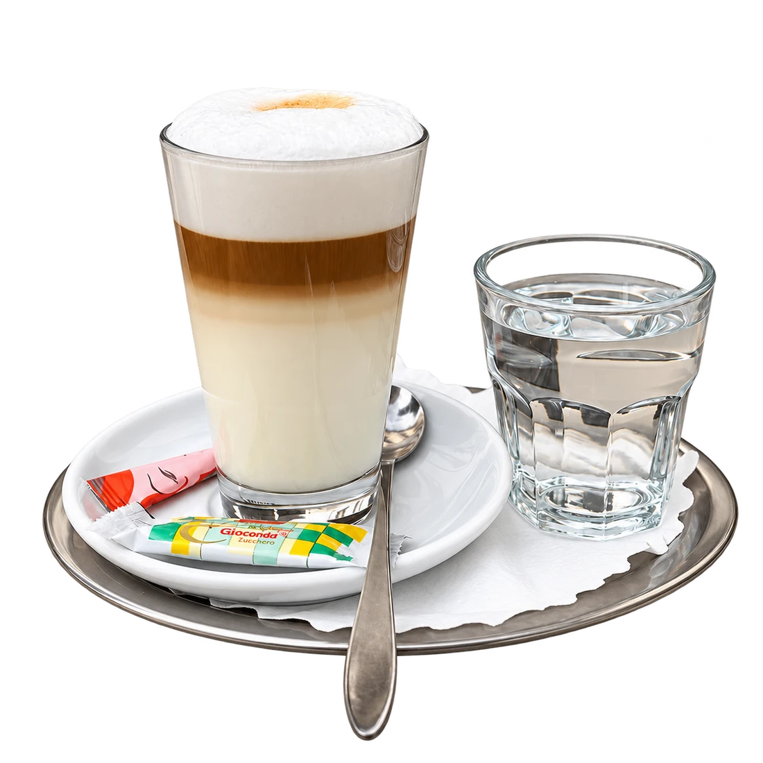Milchkaffeespezialität mit einem Glas Wasser